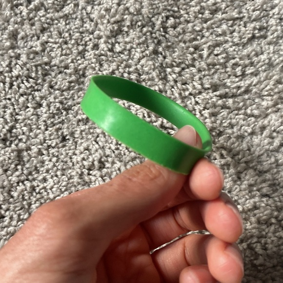 Green “Spoiled” silicone band - Picture 15 of 17